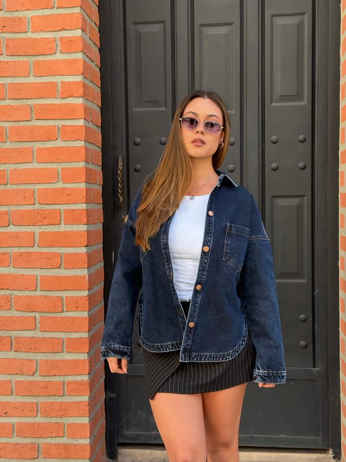 Conjunto de ropa versátil en tonos neutros